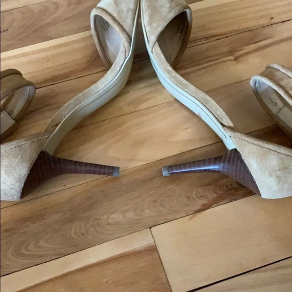 Charles
Jourdan camel suede ankle strap pumps - Picture 6 of 12